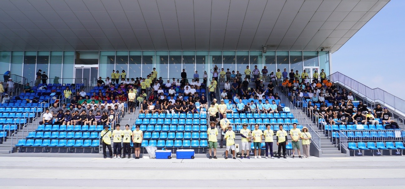 土木系学生によるコンクリートカヌー大会の様子