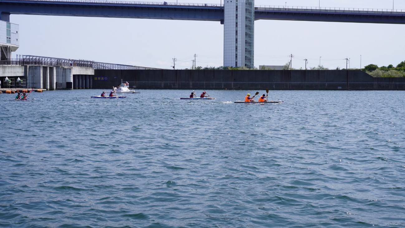 土木系学生によるコンクリートカヌー大会の様子