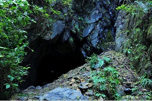 (初代の素掘り隧道:通称「明治トンネル」)