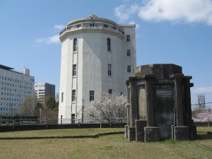 突起部と高架水槽
