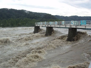 �摜�F�ʐ^�R�@���𕥂�����ԁi�������j