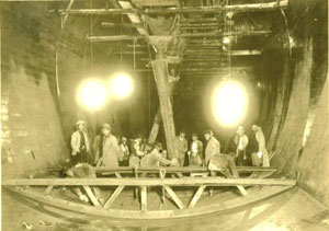 画像:建造時の写真(水路トンネル)